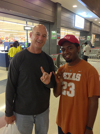 Papua New Guinean learns to Hook 'Em
