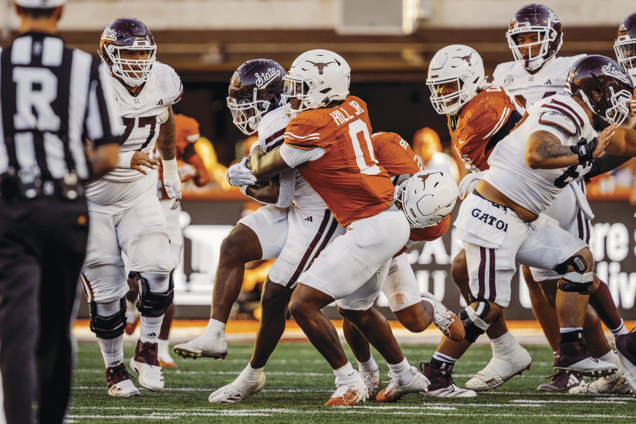 UT Longhorns play football on the field. 