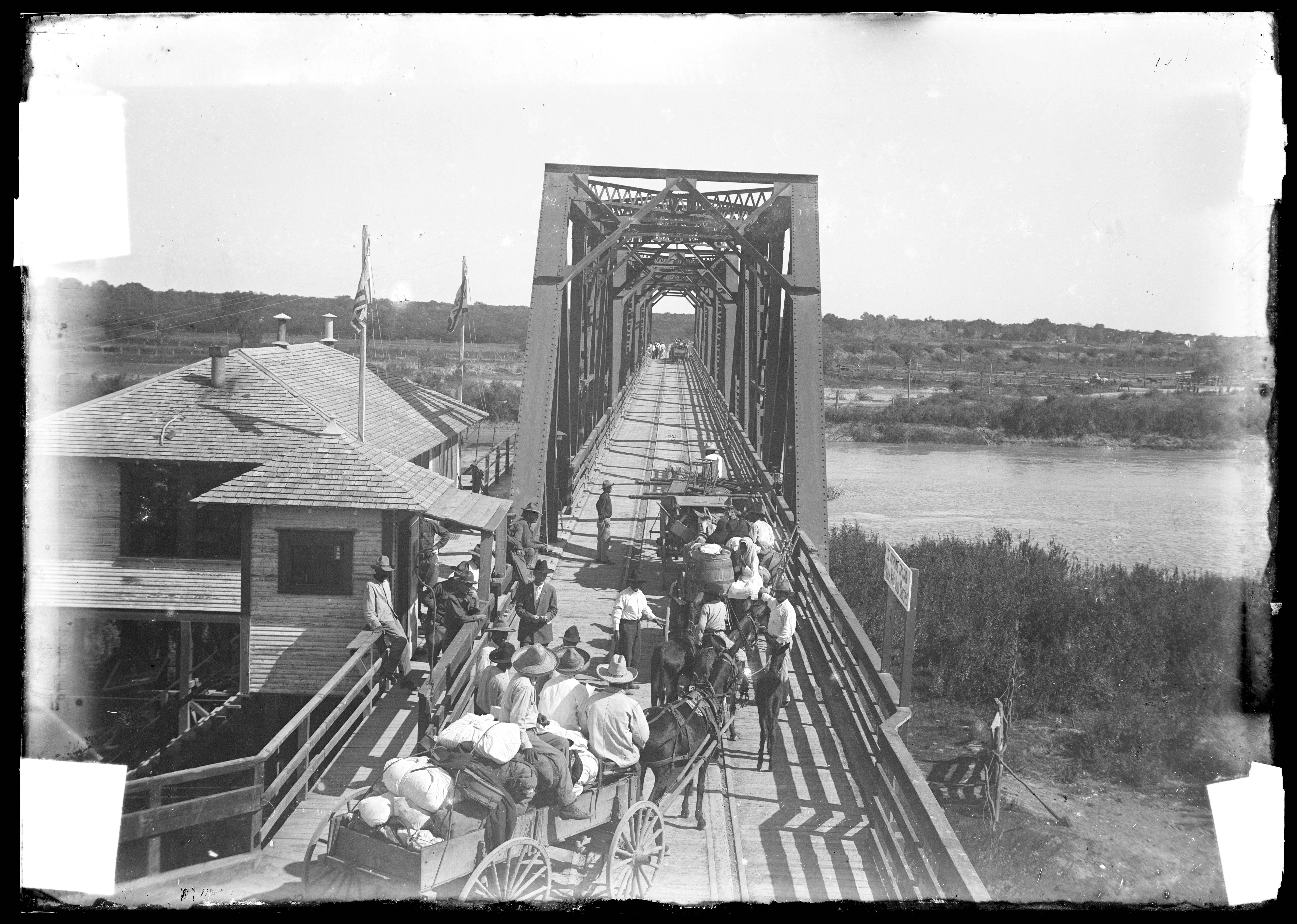 01.Photo_Border Crossing Bridge