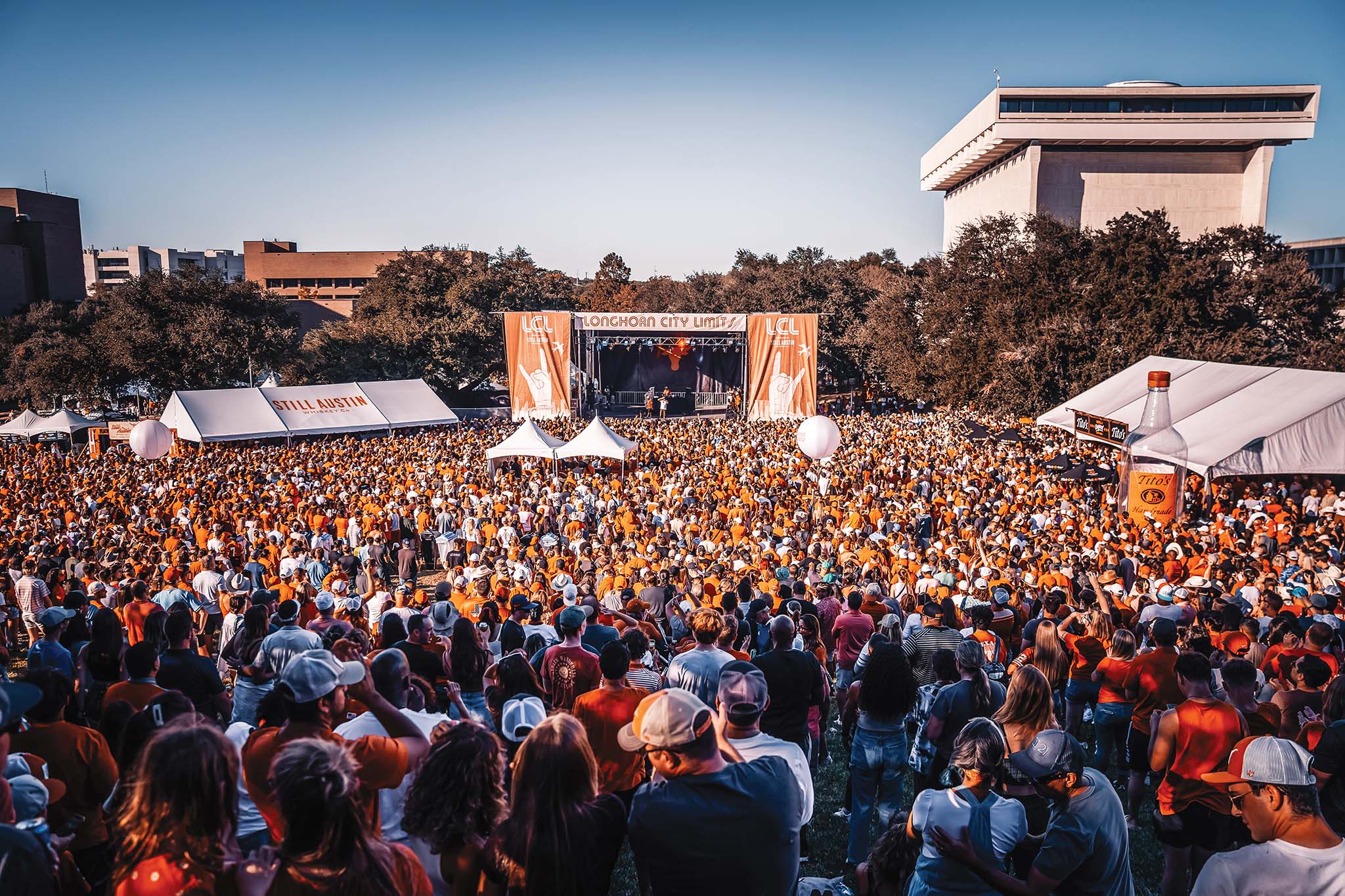 LH-CITY-LIMITS-Nelly-2002-WVU-game-by-UT-Athletics