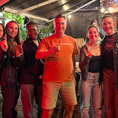 A group of six UT Austin McCombs alumni out in Tel Aviv.