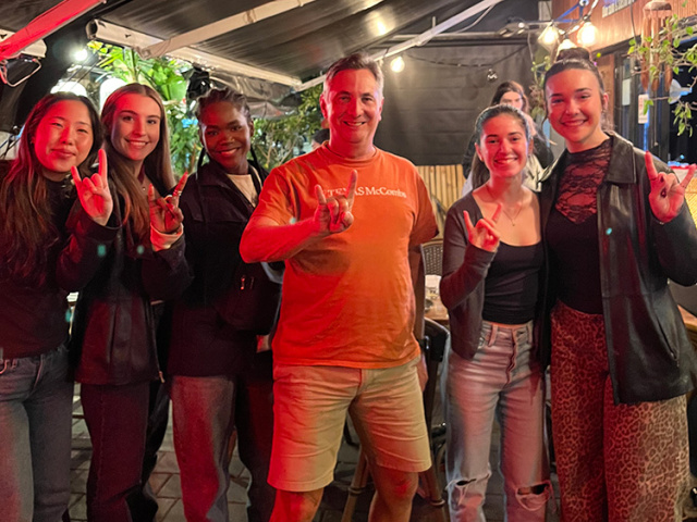 A group of six UT Austin McCombs alumni out in Tel Aviv.