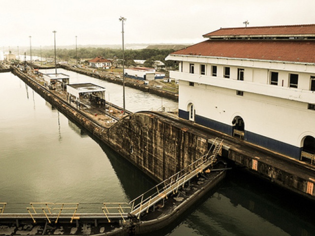 Flying Longhorns Tour the Panama Canal