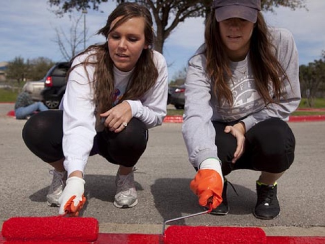 Horns With Heart: Texas Exes Participate in Project Worldwide