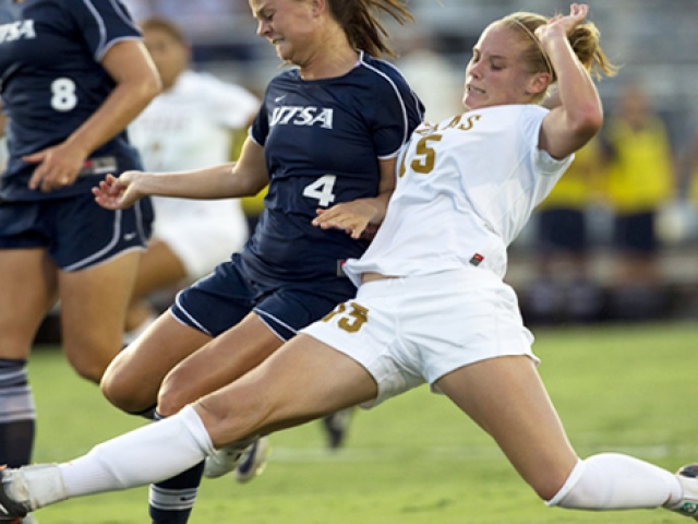 Injured UT Soccer Player Receives Bev Kearney Texas Tough Award