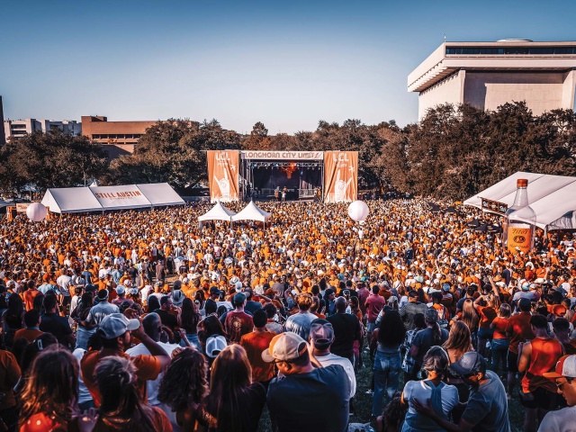 LH-CITY-LIMITS-Nelly-2002-WVU-game-by-UT-Athletics