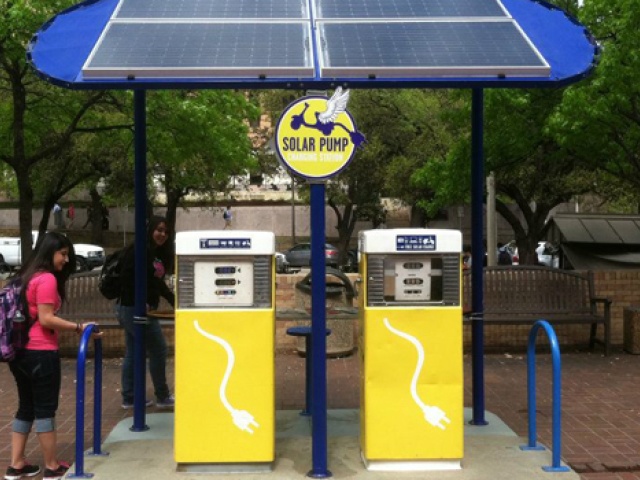 UT Students Pump Up at Solar Charging Station