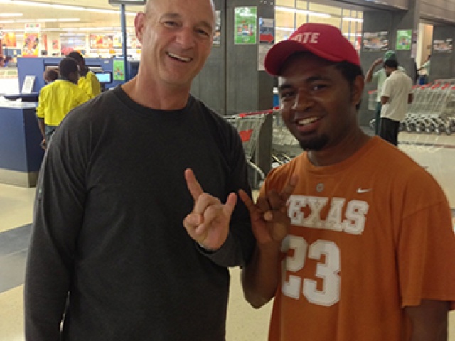 Papua New Guinean learns to Hook 'Em