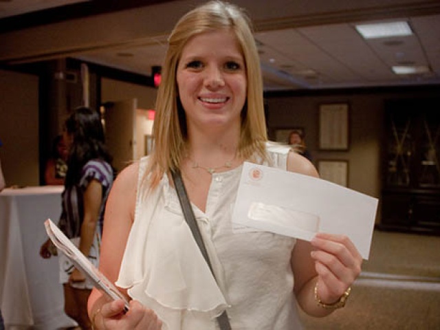 Chapters Present $482K in Scholarships to 322 UT Students