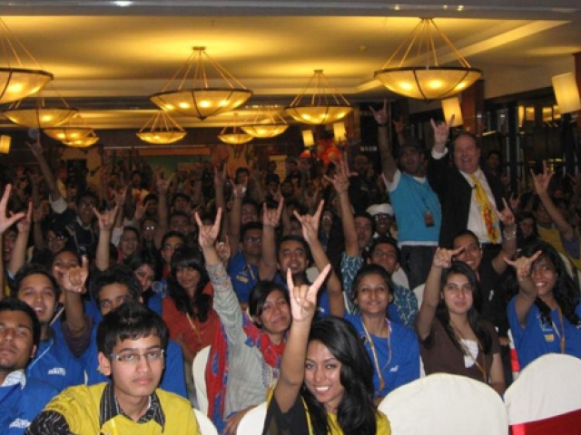 Pakistani Business Students Learn to Hook 'Em