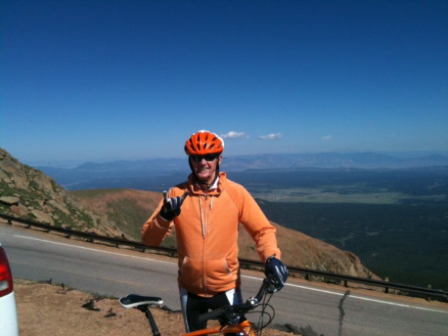 Hook 'Em Sign Co-Inventor Visits Pikes Peak