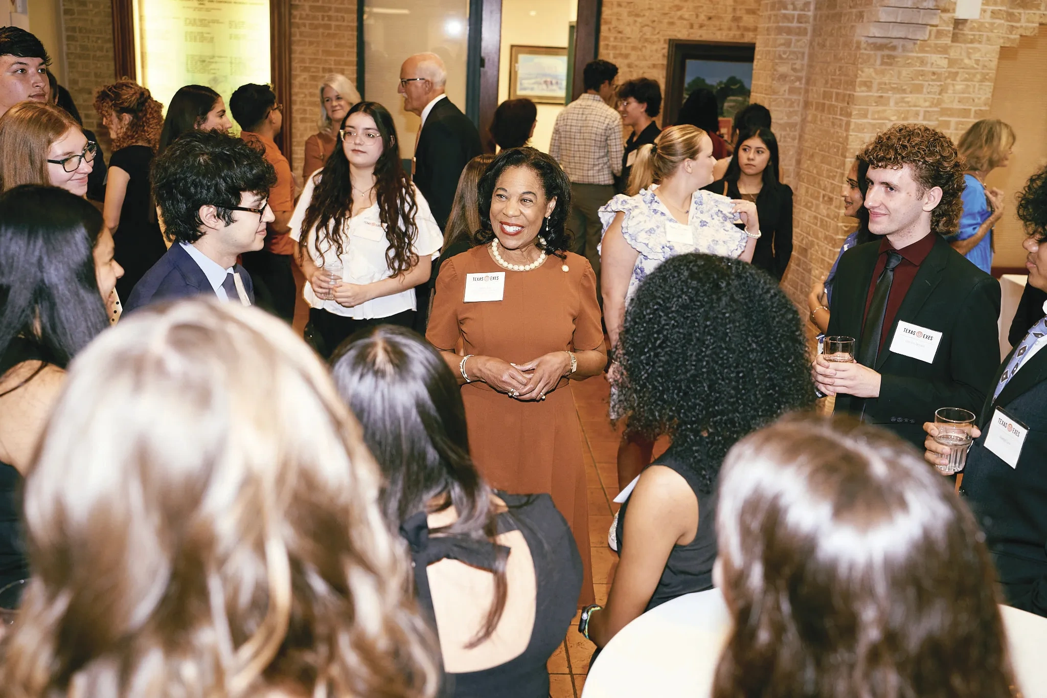Kea surrounded by scholarship students at the Etter-Harbin Alumni Center.